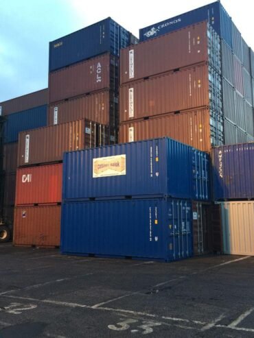 Refrigerated shipping containers available in 20ft and 40ft sizes.