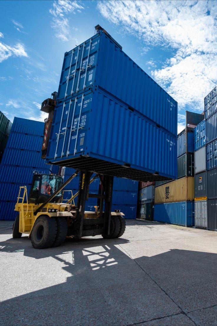 Refrigerated shipping containers available in 20ft and 40ft sizes.