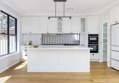 white-island-kitchen-with-mirror-splashback-1