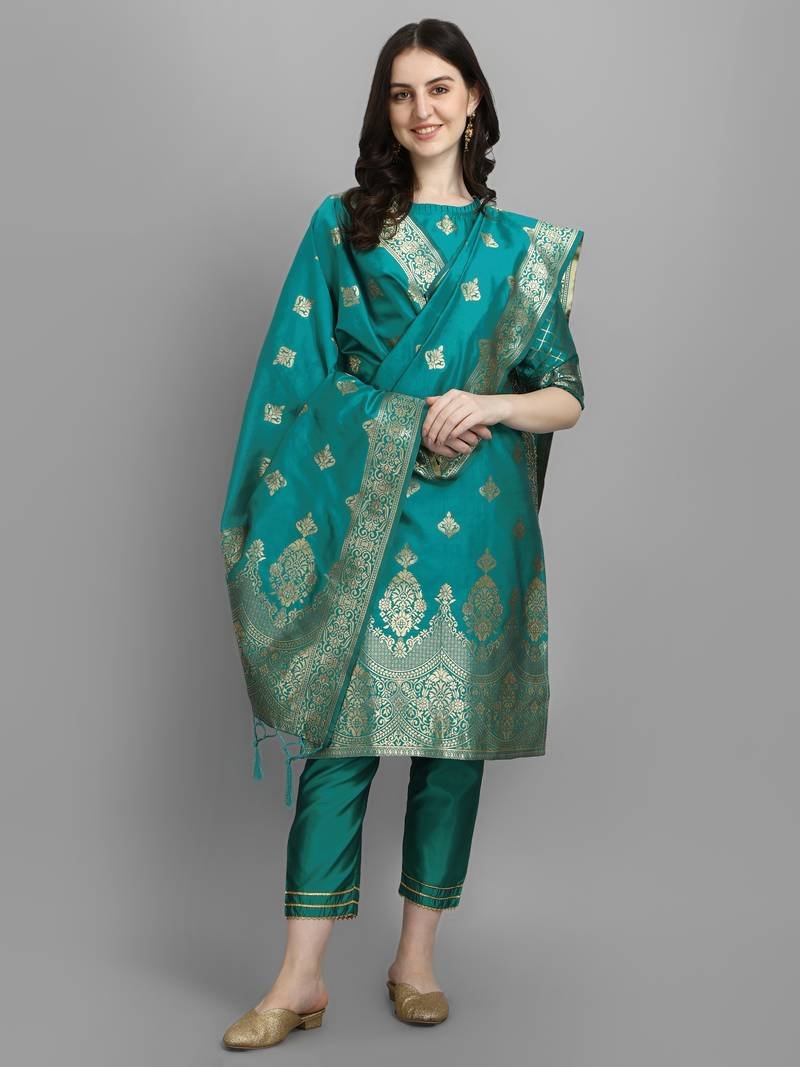 Step Out in Style with Mirraw’s Beautiful Kurti Sets