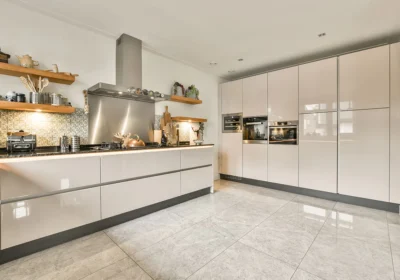 Joshua_Tiles_Tells_You_the_a-modern-kitchen-with-white-cabinets